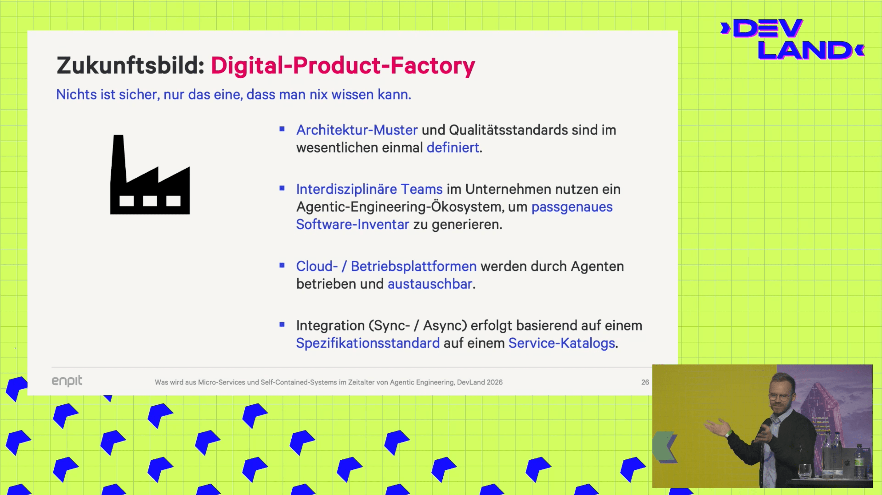 Andreas Koop stellt das Konzept einer KI-basierten Digital Product Factory auf der Devland Konferenz vor.