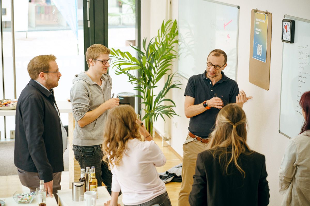 enpit Gründer Ulrich Gerkmann Bartels erklärt anderen Personen etwas vor einem Whiteboard.