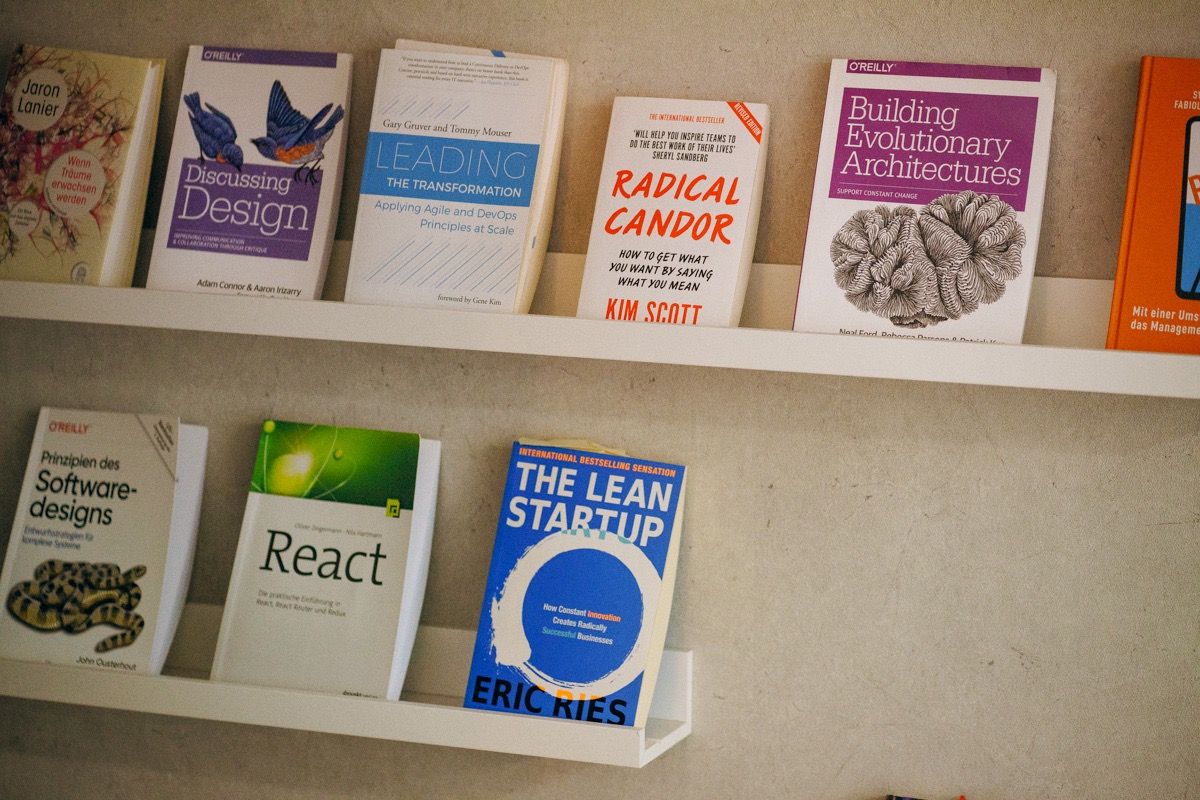 Fachbücher zu Softwareentwicklung, Projektmanagement und Design stehen im enpit Büro