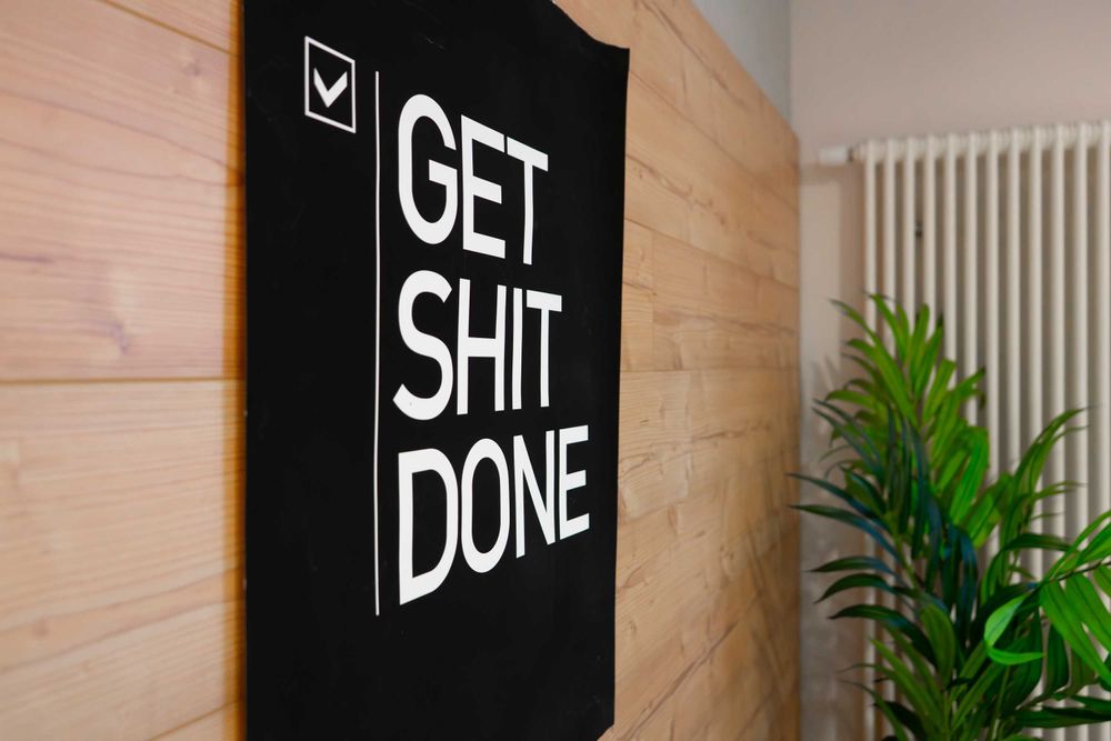 Get Shit Done an einer Holzwand im modernen Büro