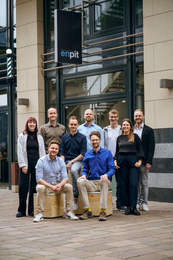 Teammitglieder der enpit GmbH & Co. KG vor dem Firmensitz in Paderborn – gemeinsam für nachhaltige Digitalisierung und nutzerzentrierte Softwareentwicklung.