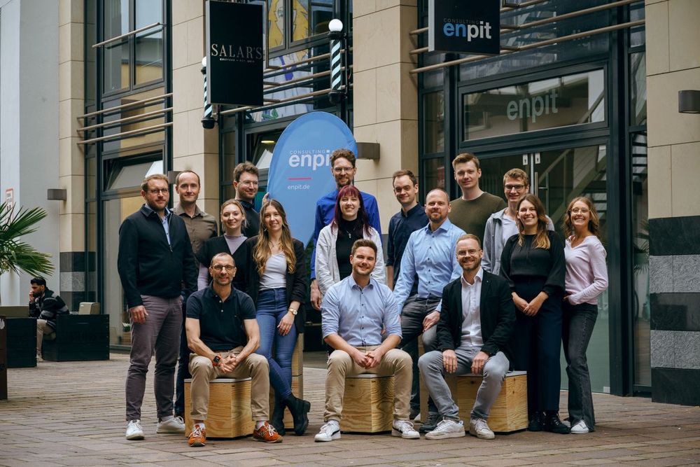 Gruppenfoto des enpit Teams vor dem Bürogebäude in Paderborn.