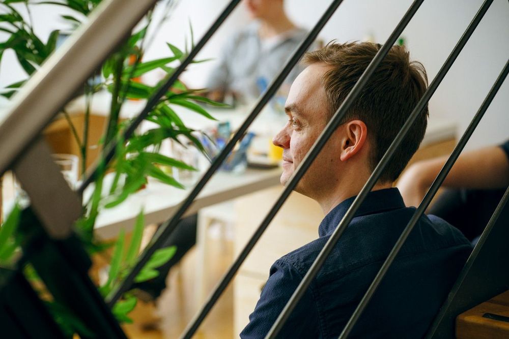 Mitarbeitender der enpit GmbH & Co. KG bei einem Beratungsgespräch zur digitalen Produktentwicklung im Büro in Paderborn.