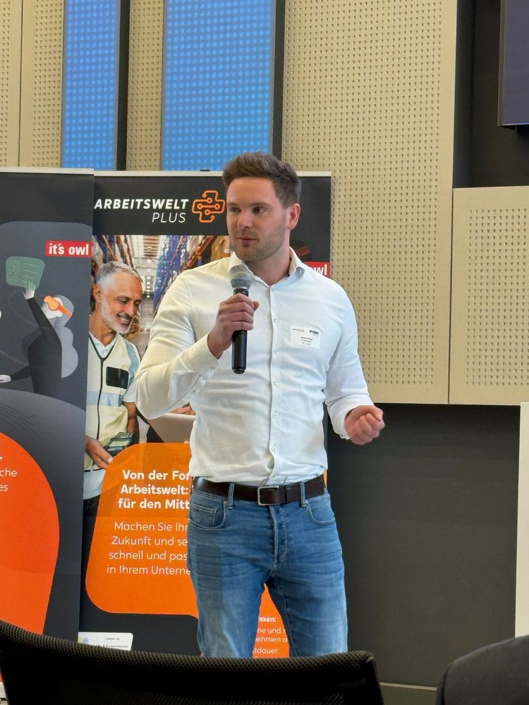 Jonas Ludwig hält einen Vortrag bei der KI-Reise der FHDW zu KI im Bereich Personalwesen / HR
