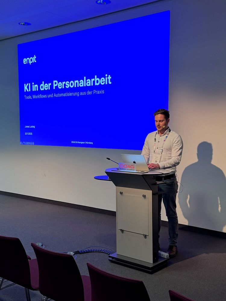 Jonas Ludwig hält einen Vortrag auf der KI-Navigator Konferenz in Nürnberg zum Thema KI im Bereich Personalwesen / HR