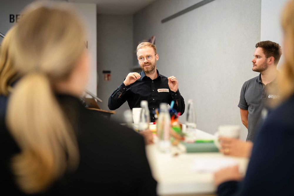 enpit Team in Workshop-Diskussion an einem Tisch