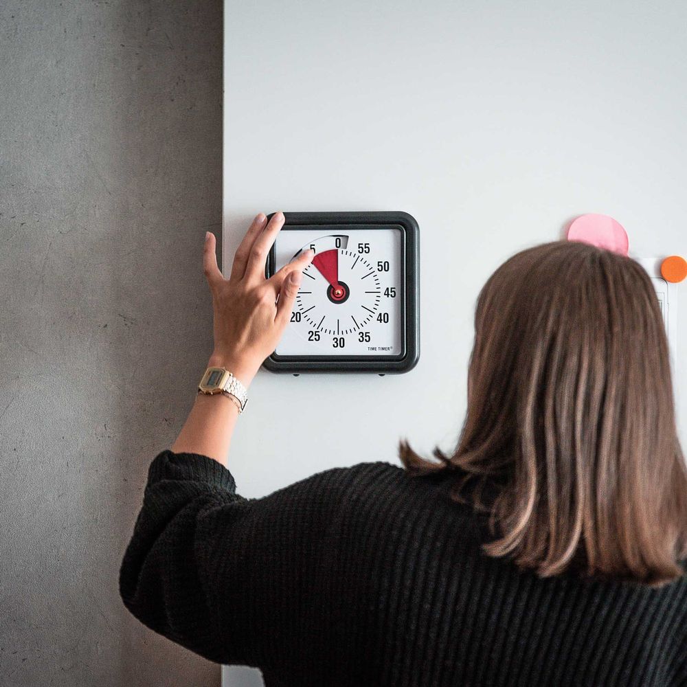Teilnehmerin eines Design-Sprints plant den Ablauf mit einer Time-Timer-Uhr
