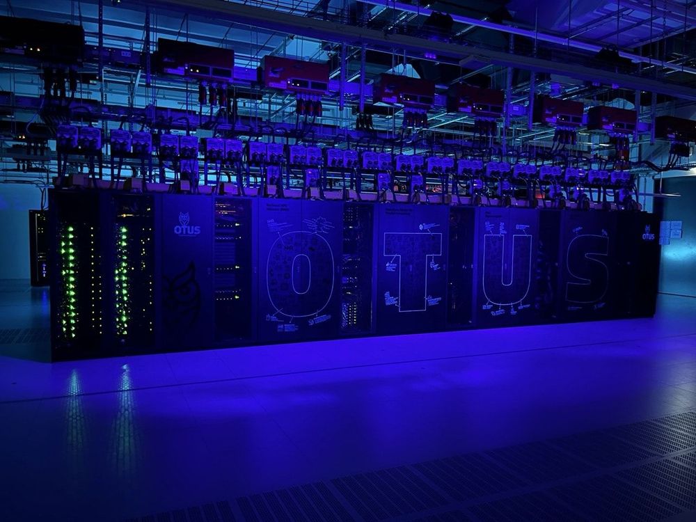 Supercomputer OTUS im PC2 Hochleistungsrechenzentrum der Uni Paderborn, welcher bei der Exkursion des KI-Meetup Paderborn besichtigt wurde